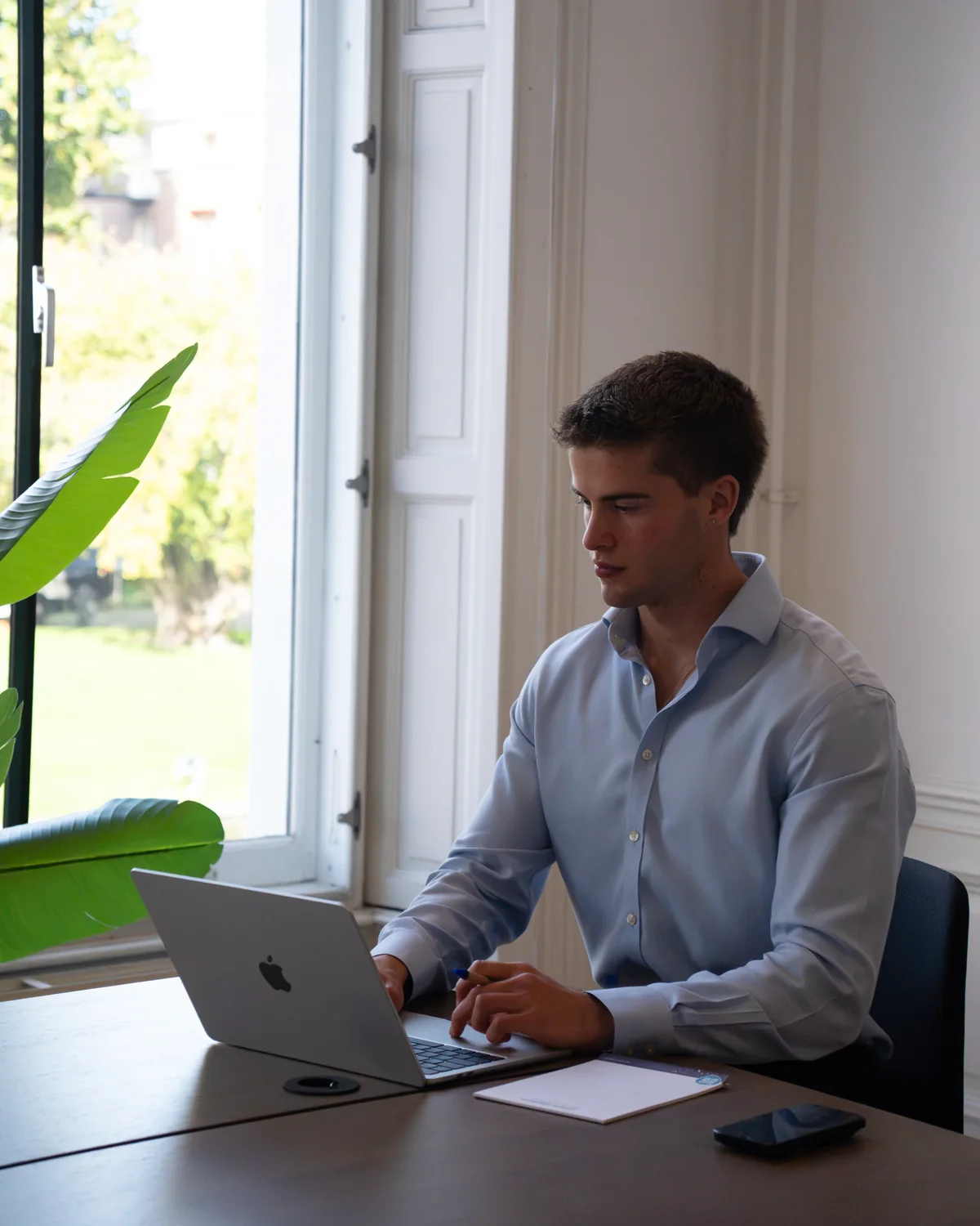 Floris de Zoete aan het werk op kantoor in Den Haag